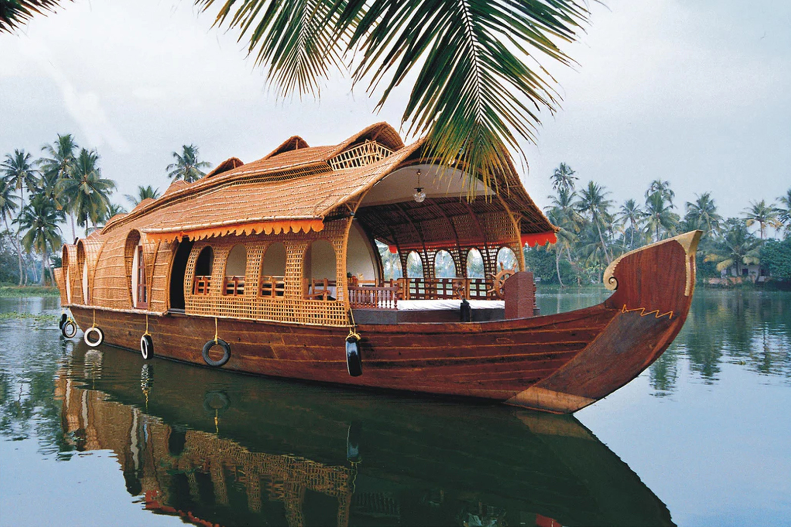 best deluxe houseboat in alleppey for family